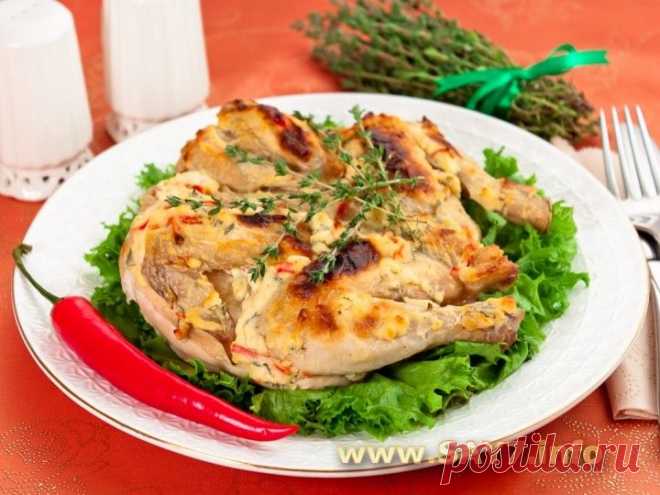 Цыпленок, запеченный под кремом из Филадельфии, чеснока, перца и тимьяна