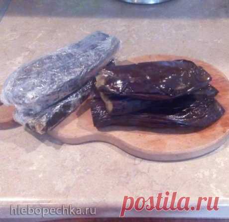 Заготовки из баклажан для замораживания (2 способа) 1 способ. Баклажаны вымыть, обсушить. Хвостики не обрезать. Наколоть часто зубочисткой. Выложить на противень в один слой. Запечь при температуре 200 градусов до готовности. Немного остудить. Отрезать хвостик и кончик с другой стороны. Сделать с одной стороны глубокий, но не сквозной, разрез. Солить