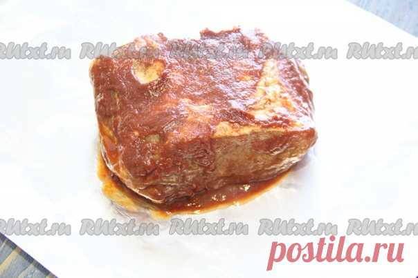 Свинина, запеченная куском в фольге в духовке от nichka

свинина (шея или карбонат) - 800 г;
томатная паста - 100 г;
сахар (у меня коричневый) - 2 ст. л.;
соевый соус - 2 ст. л.;
вино красное - 2 ст. л. (по желанию);
паприка - 0,5 ч. л.;
соль - 0,5 ч. л.