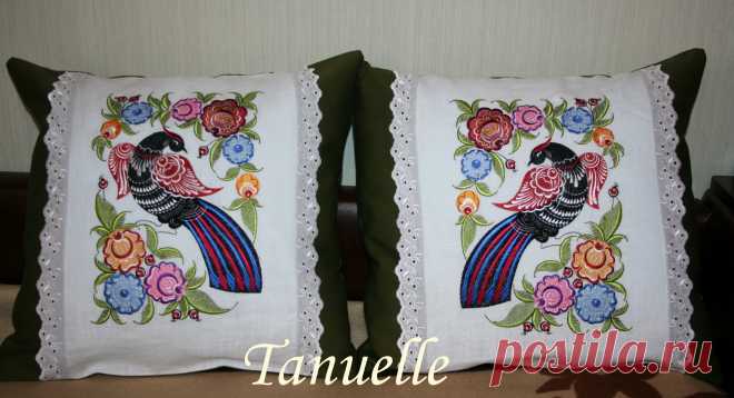 Декоративная диванная подушка с вышивкой по мотивам городецкой росписи. Городецкая птица - символ семейного счастья! Поэтому часто их изображали парами в окружении цветов. Разместите пару декоративных подушек с вышивкой у себя в спальне или в гостиной и Вы привлечёте в свою жизнь любовь и счастье, Вы получите мощный оберег Вашего семейного счастья! Красивые декоративные диванные подушки просто сделают уютной Вашу комнату, внесут в неё свет и тепло.
Приобрести подушки можно в моём магазине.