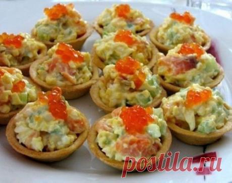 Тарталетки "Рыбная мозаика"
Чтобы приготовить рыбные тарталетки, нам понадобятся такие продукты:
⠀
1) 2 плавленых сырка
2) майонез или подобный соус домашнего приготовления
3) готовые тарталетки из песочного теста (около 30-ти штук)
4) 300 г соленого филе лосося
5) 1 крупный свежий огурец
6) 3 вареных в крутую куриных яйца
7) несколько ложек красной икры
⠀
Со свежего огурца желательно снять шкурку. С этим отлично справится овощечистка, так как она снимает только тонкую кожицу с овощей.