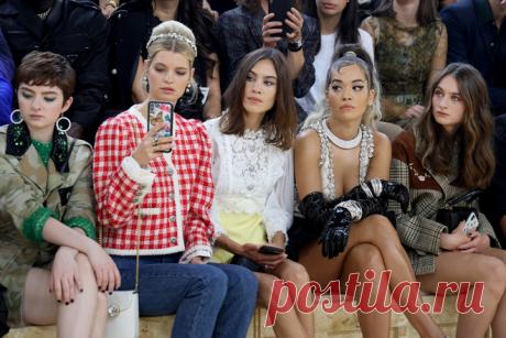 Алекса Чанг, Рита Ора, Каролин Даур и другие гости показа Miu Miu | VestiNewsRF.Ru