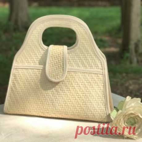 Still available | Vintage blond, woven basket purse - lined with linen. Great condition, clean interior | $46 + shipping. First DM/ comment zip code claims. International, please leave country.  SOLD 
#esmesdrawertoo#vintage#vintagefashion#fashion#90sfashion#vintagepurse#wovenpurse#softlook#ss17#shopsmall#style#styleinspo#minimal#minimalfashion#vintageshop#coralblush#shoplocal#me#girl#look#love#curate#theworldsteeming