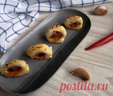 Sluoksniuotos tešlos užkandis su džiovintu pomidoru - tarsi itališka užkandėlė! Sluoksniuotos tešlos užkandis su džiovintu pomidoru - tarsi itališka užkandėlė! - labai gardus patiekalas, kurį nesunkiai pasigaminsite pagal pateiktą receptą šioje svetainėje. Daug gerų ir išbandytų receptų vienoje vietoje, kuriuos tiesiog privalote išmėginti!