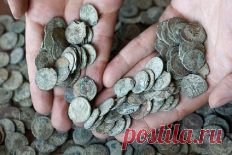 Охотники за сокровищами нашли клад и продали его за 1,8 миллиона рублей. Клад с древнеримскими монетами из Норфолка ушел с молотка за 15 тысяч фунтов стерлингов. Самым важным лотом стала монета с изображением феникса на фоне шара. На аукционе ее продали за 3,4 тысячи фунтов стерлингов. Во всем мире осталось лишь пять таких монет, все остальные уже хранятся в музеях.