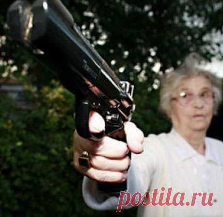 Четверо мужчин хотели угнать авто у бабули. Её поступок насмешил все отделение полиции