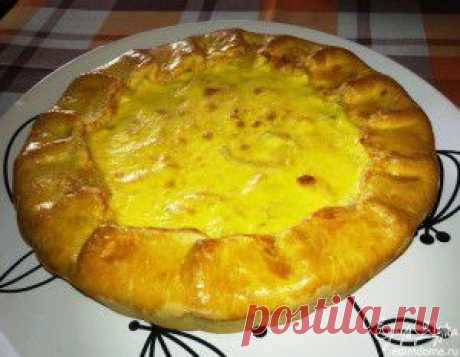 Куриный пирог под сырной заливкой | vkusnyymir