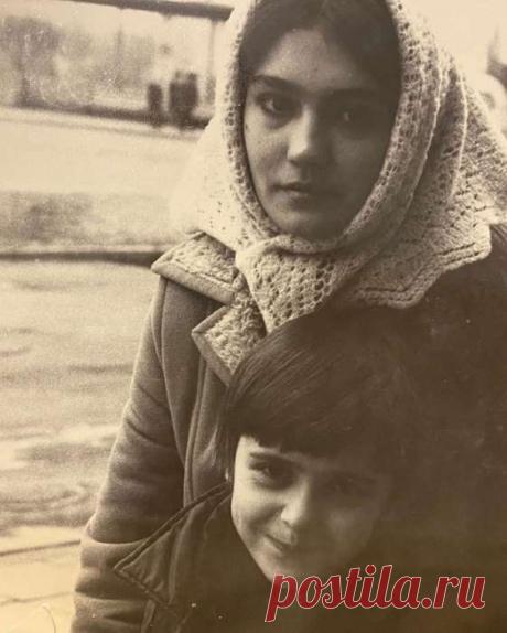 «Первую роль сыграла в пять лет»: 53-летняя звезда «Крепостной» Ольга Сумская показала редкие детские фото . Милая Я