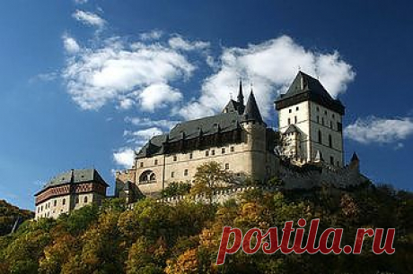 Чехия и Прага - достопримечательности - Part 6. © Замок Карлштейн в летнее время.
Место для строительства определил сам Карел IV, считавший, что вершина, рядом с рекой Бероункой, стратегически очень выгодна. Он не ошибся и замок никогда не был взят штурмом.
Замок был основан 10-го июля 1348 года и был определен, как хранилище королевских сокровищ, святых реликвий и имперских коронационных регалий. Строительство продлилось 17 лет.