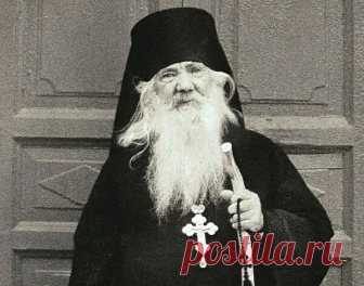 Архимандрит Павел (Груздев).  ПРИТЧА.

— А я всех люблю, верующих и неверующих — всех под одну гребенку! — сказал батюшка уже под конец своей жизни. И оставил удивительную притчу (как всегда у него, всё житейское, реальное): 
— Тугаев, 47-й год. Ночь. Очередь за хлебом. Под утро открывается окошечко и объявляют, что хлеба на всех не хватит: «Не стойте». А в очереди женщина с двумя детьми, такие исхудалые, в чем душа держится, и ясно, что хлеба им не достанется. Выходит муж...