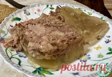 Шейное заливное. Шеи индюшачьи. Заливное, значит я варил. Из индюшачьих шей. А когда присмотрелся, оказалось - холодец!
 Не, ну, правда, какое там заливное? Хороший такой, качественный холодец! Но, коли в рецепте было прописано «заливное», то такое название и оставлю.