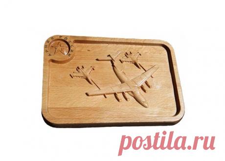 Рельефное деревянное панно «Дозаправка в воздухе» 2990 руб Военные лётчики армии России осуществляют дозаправку самолётов в воздухе. Одновременно два истребителя-бомбардировщика СУ-34 заправляются на летающей «бензоколонке» Ил-78. Так самолёты армейской авиации приобретают качество дальней авиации. Виртуозно, мощно и красиво… Панно «Дозаправка в воздухе» имеет размеры 200 х 290 мм. Выполнена из древесины «Бук». Покрыта прозрачным лаком. Добротная и красивая вещь. Станет исключительно приятным…