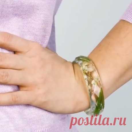 Вот такой супер браслет можно сделать своими руками!
Хочешь знать как? Смотри ...