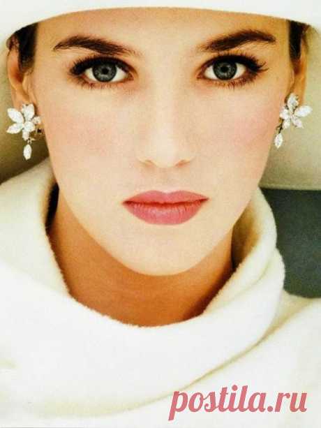 Изабе́ль Аджани́ (Isabelle Adjani; 27 июня 1955, Париж) — французская актриса театра и кино, обладательница рекордных 5 премий «Сезар» в категории «лучшая женская роль». Лучшие фильмы: &quot;Жилец&quot;, &quot;Королева Марго&quot;, &quot;Убийственное лето&quot;, &quot;Камилла Клодель&quot;, &quot;Носферату: Призрак ночи&quot;.
