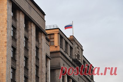 В Госдуме словом «разберемся» ответили на расширение границ США в Арктике. Расширение США за счет Арктики никак не угрожает России и не приведет к конфликту двух государств. Об этом заявил депутат Госдумы Николай Харитонов. Он отметил, что интерес к арктическому шельфу понятен, так как там сосредоточены полезные ископаемые, но сообщил, что российское присутствие в Арктике незыблемо.