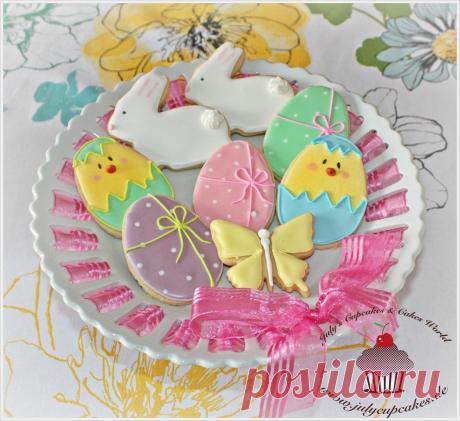 Рецепт: Пасхальное печенье 
 
Рецепт ванильного печенья и приготовление: 
И так, нам понадобится: 
200 г масла (комнатной температуры) 
200 г сахара 
1 яйцо 
460 г муки (просеянной) и немного муки для работы с тестом 
Чтоб придать аромат нашему печенью можно добавить цедру лимона или апельсина, так же ванильный экстракт или чайную ложку кубинского рома. 
Масло и сахар (и аромат который Вы выбрали) смешать на средней скорости вашего миксера до консистенции крема. И тут нужн...