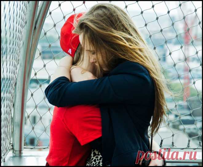 Парень обнимает девушку за шею и талию: целует, в кровати, в постеле, со спины (сзади) без лица, аниме, арт, на аву (49 фото) ⭐ Забавник