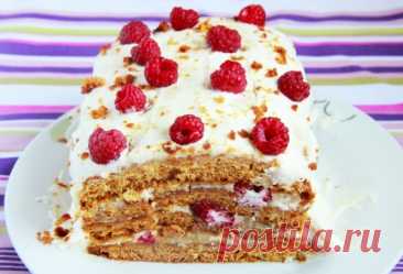 Медовик с малиной и бананами