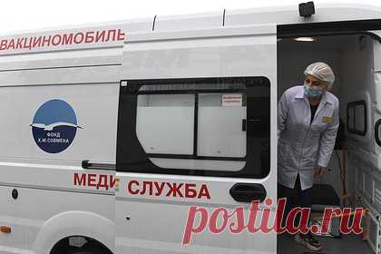 Минздрав допустил рост числа заболевших COVID-19 до ста тысяч в сутки. Главный инфекционист Минздрава России Владимир Чуланов допустил рост числа заболевших COVID-19 в стране до ста тысяч в сутки. Специалист призвал вакцинироваться и носить защитные маски. «Во многих регионах заболеваемость растет, в некоторых она стабильна и даже снижается, но тем не менее риск сохраняется», — сказал он.