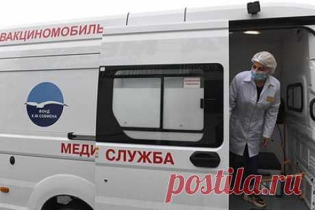Минздрав допустил рост числа заболевших COVID-19 до ста тысяч в сутки. Главный инфекционист Минздрава России Владимир Чуланов допустил рост числа заболевших COVID-19 в стране до ста тысяч в сутки. Специалист призвал вакцинироваться и носить защитные маски. «Во многих регионах заболеваемость растет, в некоторых она стабильна и даже снижается, но тем не менее риск сохраняется», — сказал он.