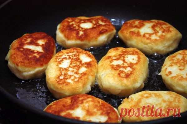 Картофельные пирожки с капустой. 
Рецепт вкуснейших жареных пирожков из картофельного теста и с начинкой из обжаренной квашеной капусты.