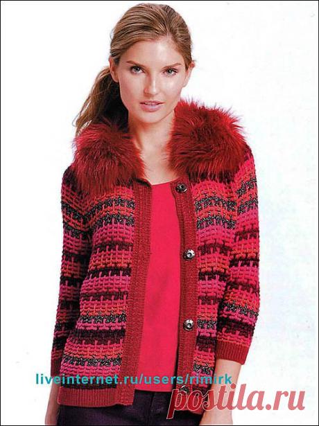 Жакет с узором разноцветной плетенки и меховым воротником (спицы).