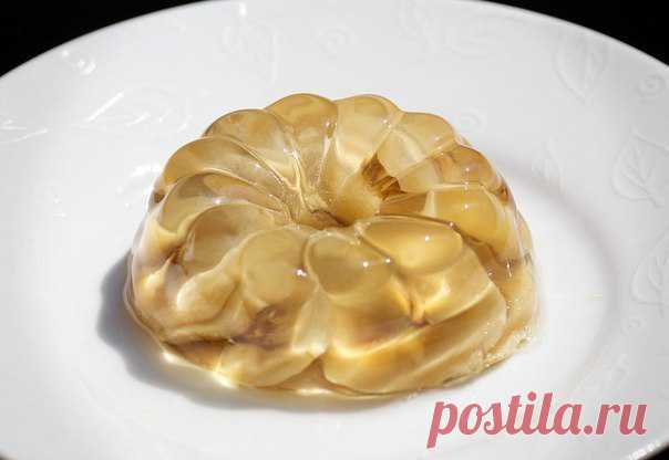 Вкусный десерт - желе из белого вина с бананами