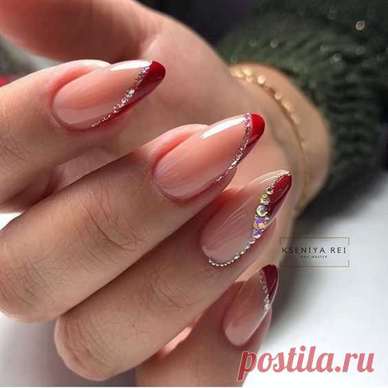Французский маникюр красным лаком