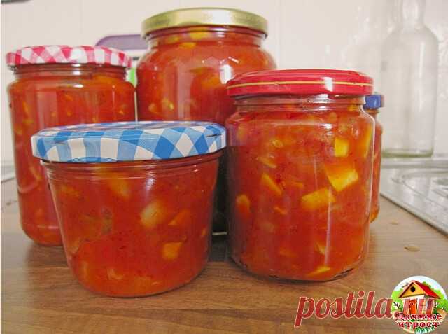 Салат-соус «Анкл-Бенс по домашнему» 
 
Для приготовления понадобится: 
 
• кабачки - 2 кг.; 
• помидоры - 2,5 кг.; 
• чеснок - 200 гр.; 
• сладкий перец - 1 кг.; 
• соль - 2 ст.л. с верхом; 
• сахар - 200 гр.; 
• подсолнечное масло - 200 мл.; 
• 9%-й уксус - 100 мл. 
 
Приготовление: 
 
1. Помидоры с чесноком пропустить через мясорубку. 
2. Кабачки нарезать маленькими кубиками, смешать с помидорами. 
3. Добавить соль, сахар, подсолнечное масло. 
4. Все тушить 30 минут. 
5....