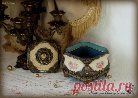 Добрый вечер!
Сегодня я с новой работой и моей новой любимицей - шкатулочкой "Лукреция". Прошу любить и жаловать!
Не хочу в этот раз писать много букв - просто сделала достаточно красивых фотографий... они порой лучше тысячи слов. А если у Вас будут вопросы по этой работе, можете писать мне в личку и на что смогу, отвечу!
Отмечу только, что сей шедевр-заготовка - пера Оксана Ярославовна, а остальное - мои фантазии на тему цвета и формы)) 
Ну, и должна признаться, что получ...