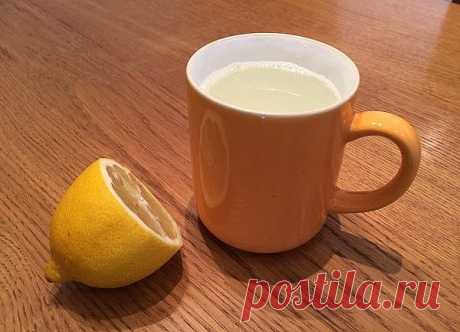 Я пил воду с медом и лимоном по утрам целый год. И вот что из этого вышло 
Год назад я сильно заболел гриппом. Лекарства из аптеки особенно не помогали. Одна женщина посоветовала мне по утрам пить теплую (не горячую!) воду с медом и лимоном. Я отнесся к этой рекомендации скептически. Но все равно попробовал. Грипп прошел, а этот теплый напиток стал мне очень нравиться.
Продолжение на сайте: https://moy-znahar.ru/4135/Voda_s_medom_i_limonom_natowak_polqza_i_vred/