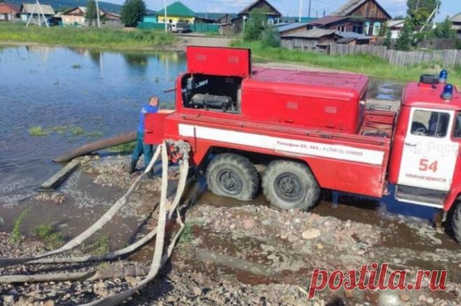 В Иркутской области закрыли дорогу к месту отдыха Теплые озера. Дорожное покрытие размыло в результате дождевого паводка.