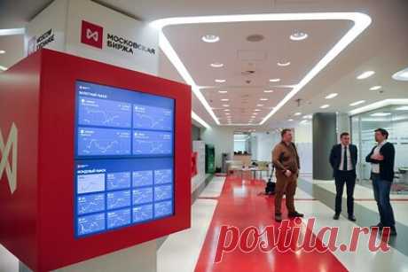 Названа дата начала торгов акциями на Мосбирже. 24 марта начнутся торги 33 акциями, входящими в индекс Московской Биржи (IMOEX). Торги на Московской Бирже будут проходить с 9:50 до 14:00 по московскому времени в обычном режиме. Короткие продажи по-прежнему находятся под запретом. График работы Московской биржи в последующие дни пока не сообщается.