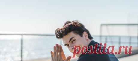 В чем разница между нарциссизмом и завышенной самооценкой? Может показаться, что никаких отличий нет — просто два слова обозначают одно и то же качество. Однако специалисты уверяют, что разница есть, и принципиальная. #уверенностьвсебе #самооценка #психологияличности