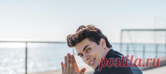 В чем разница между нарциссизмом и завышенной самооценкой? Может показаться, что никаких отличий нет — просто два слова обозначают одно и то же качество. Однако специалисты уверяют, что разница есть, и принципиальная. #уверенностьвсебе #самооценка #психологияличности