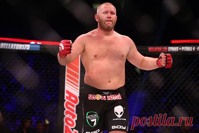 Харитонов выкрутил ногу Знаменитый российский боец-супертяжеловес Сергей Харитонов болевым приемом в первом раунде победил бразильца Жеронимо дос Сантоса в Ингушетии, а средневес Вячеслав Василевский в Великобритании также в первом отрезке схватки заставил сдаться американца Уила Ноланда, применив к нему удушающий. Суббота сложилась успешно для наших лучших представителей ММА.