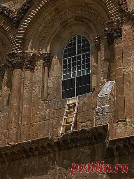 Храмом владеют шесть церквей, лестница опирается на карниз, принадлежащий Греческой православной церкви, приставлена к окну, находящемуся во владении Армянской апостольской церкви.
И кто и как сможет её тронуть? (2) Facebook