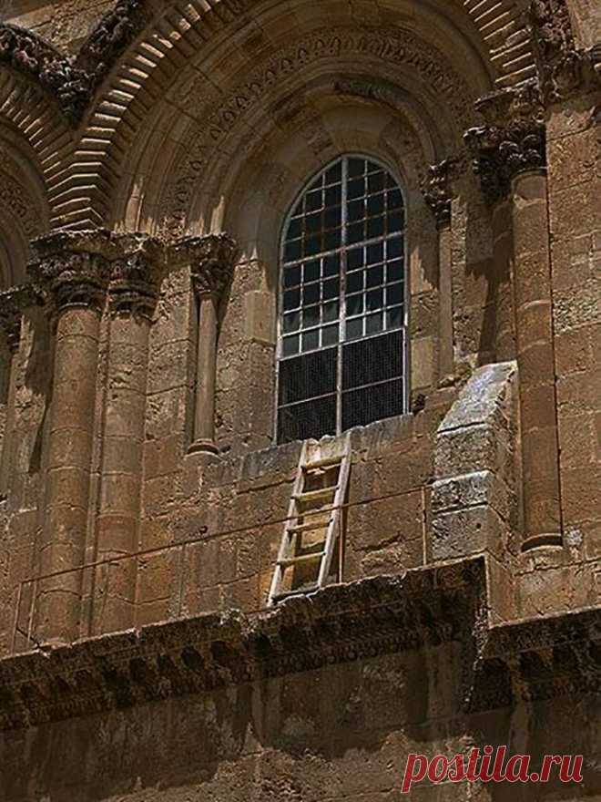 Храмом владеют шесть церквей, лестница опирается на карниз, принадлежащий Греческой православной церкви, приставлена к окну, находящемуся во владении Армянской апостольской церкви.
И кто и как сможет её тронуть? (2) Facebook