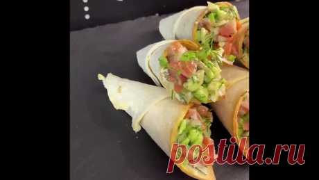 Закуска с красной рыбой и авокадо, так вкусно и необычно! Просто бомба!
Берите в копилочку и готовьте с удовольствием!

Ингредиенты:
- Мексиканские лепешки или лаваш
- Авокадо - 1 шт.
- Лук репчатый - 0,5 шт.
- Рыба (форель/семга) слабосоленая - 200 гр
- Сливочно-творожный сыр - 100 гр
- Зелень
- Оливковое масло