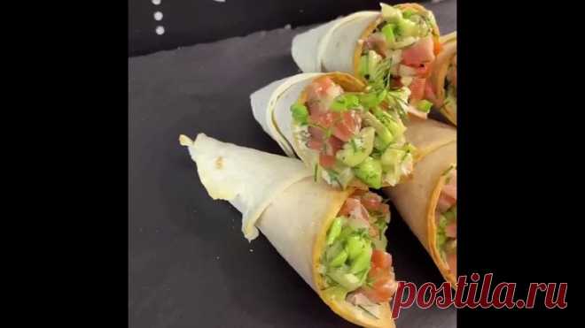 Закуска с красной рыбой и авокадо, так вкусно и необычно! Просто бомба!
Берите в копилочку и готовьте с удовольствием!

Ингредиенты:
- Мексиканские лепешки или лаваш
- Авокадо - 1 шт.
- Лук репчатый - 0,5 шт.
- Рыба (форель/семга) слабосоленая - 200 гр
- Сливочно-творожный сыр - 100 гр
- Зелень
- Оливковое масло