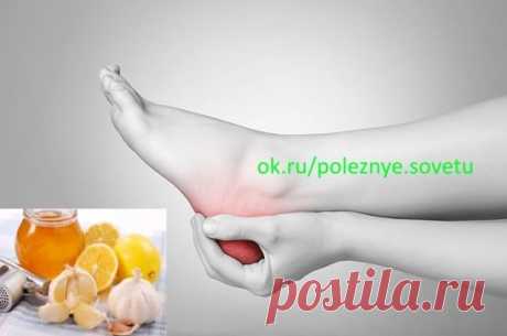 ШПОРУ ВЫЛЕЧИЛА ЗА 3 ДНЯ 
Поделюсь рецептами от пяточных шпор. Прошлым летом на юге после ванн у меня так разболелась нога, что я не знала, куда ее деть. Пятка горела огнем. Приехав домой, побежала к хирургу. Молодая врач сделала снимок и объявила, что у меня после ванн обострилась пяточная шпора. Дала мне какую-то «памятку» - и все. Я поняла, что надо самой лечиться. Обратилась к народной медицине - стала искать рецепты от шпор. Все, что нашла, выписала и посылаю вам. Ведь сколько еще таких как