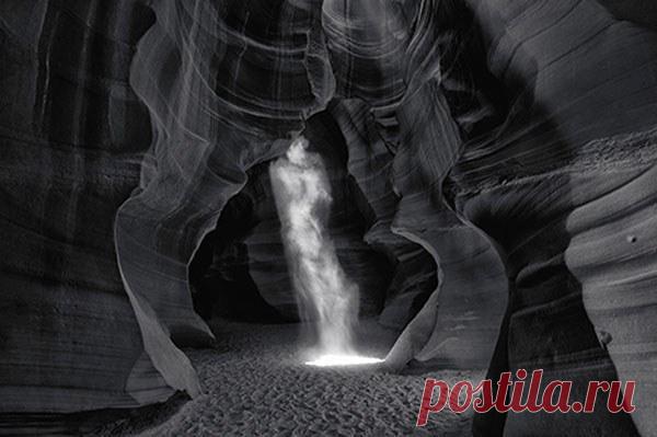 $ 6,5 млн. за фото каньона | Burabai.
В декабре 2014 австралийский фотограф Питер Лик сделал заявление, что продал свою фотографию «Phantom» («Фантом») за 6,5 миллионов долларов. Фотография была продана частному коллекционеру, который также купил у Лика его шедевры — «Illusion» за $ 2,9 млн. и «Eternal Moods» за $ 1,3 млн.