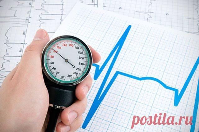 Гипотония менее опасна, чем ее противоположность гипертония, чреватая инсультами и инфарктами. Тем не менее низкое давление тоже не подарок. Хотя умереть от гипотонии нельзя, но и нормально жить с нею крайне сложно.