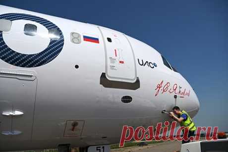 Первый полет полностью российского самолета МС-21 перенесли на год. Полностью импортозамещенная версия самолета МС-21 впервые поднимется в воздух только в 2024 году, заявил замгендиректора ПАО «Яковлев» по материально-техническому обеспечению, закупкам и логистике Олег Нестеров. При этом переноса поставок в компании пока не ожидают, уточнил топ-менеджер.