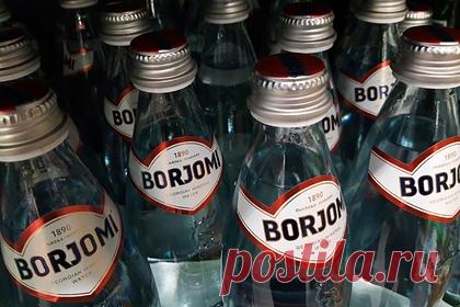 Эстония начала борьбу с минеральной водой «Боржоми» из-за России. Продовольственные магазины Эстонии начали убирать с прилавков минеральную воду «Боржоми» из-за введенных Евросоюзом санкций против России. Камнем преткновения является то, что производство грузинской минеральной воды «Боржоми», популярной в Эстонии, принадлежит российской компании «Альфа-Групп».