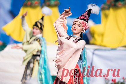 В Торжке пройдет выставка старинных женских костюмов разных народов. В городе Торжок Тверской области впервые пройдет выставка старинных женских костюмов разных народов Евразии «Красота земная. Образ женщины в народной культуре». На выставке будет представлено почти 200 редких и уникальных экспонатов из фондов Российского этнографического музея.