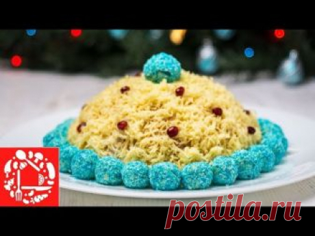Салат ШАПОЧКА СНЕГУРОЧКИ видео рецепт Рецепт красивого и вкусного салата на Новый год 2019 в виде Шапочки Снегурочки. Такой новогодний салат смотрится на столе необычно, красиво, и к тому же он очень вкусный.
ИНГРЕДИЕНТЫ:

куриное филе запечённое - 300 г
кукуруза консервированная - 300 г