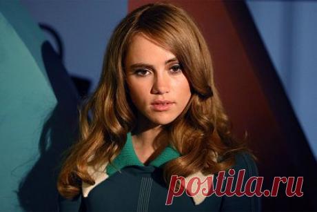 Сьюки Уотерхаус назвала самое большое испытание в романе со звездой «Сумерек». Модель и актриса Сьюки Уотерхаус рассказала о своих отношениях с Робертом Паттинсоном. Пара вместе уже пять лет. За это время, по словам Уотерхаус, они разлучались максимум на два месяца. Она отметила, что каждый раз волнуется, когда Паттинсон звонит ей или даже просто присылает сообщение.