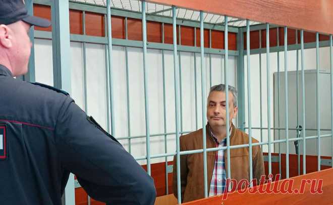 Суд отправил Шлосберга под домашний арест по делу о дискредитации армии. Псковский городской суд отправил под домашний арест до 8 августа заместителя председателя «Яблока» Льва Шлосберга по делу о дискредитации российской армии