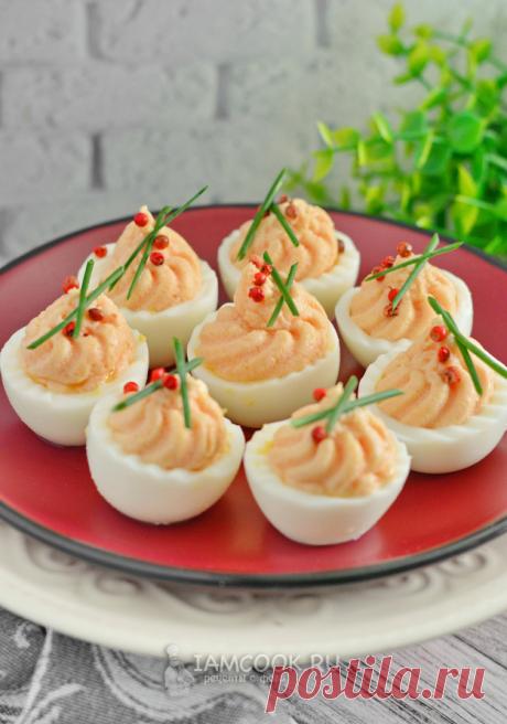 Яйца, фаршированные колбасой и сыром — рецепт с фото пошагово